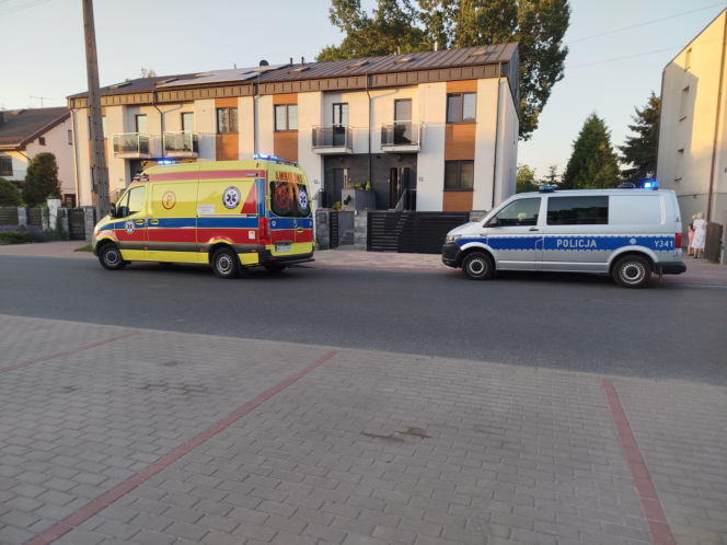 Dziecko wypadło z pierwszego piętra szeregowca przy ul. Chełmońskiego w Siedlcach