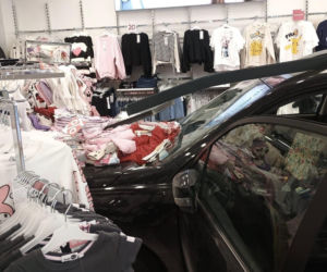 63-latka staranowała szybę i wjechała do sklepu