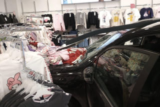 63-latka staranowała szybę i wjechała do sklepu