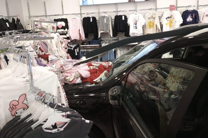 63-latka staranowała szybę i wjechała do sklepu