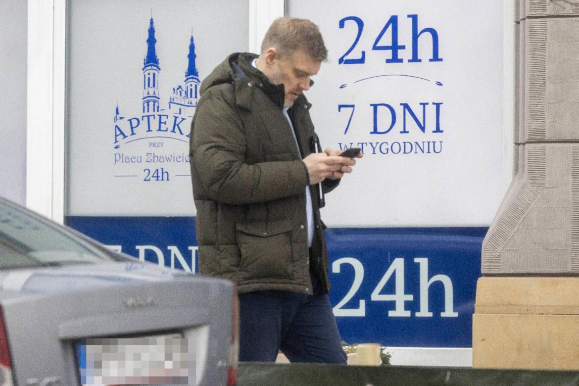 Adrian Zandberg na pasach z nosem w telefonie