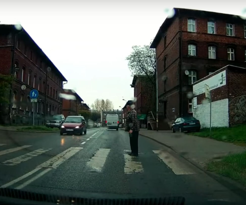 Kierowca nie ustąpił pieszemu pierwszeństwa