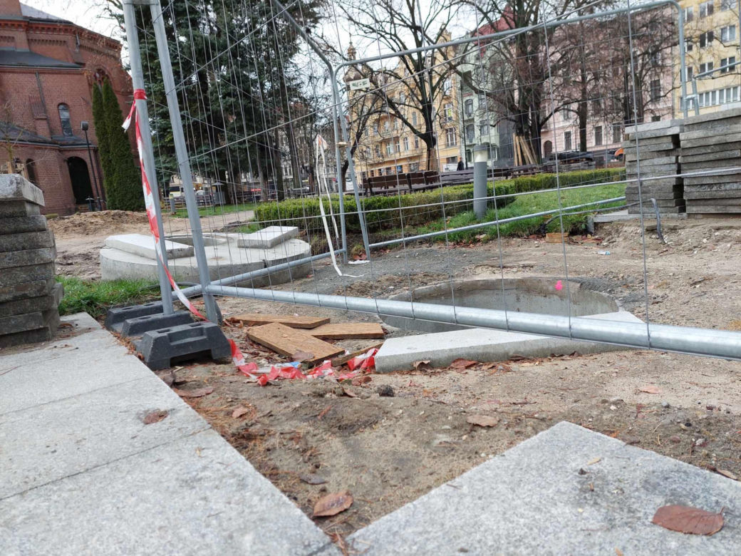 Plac Wolności to ciągle plac budowy. Przed kościołem mają być jak najlepsze warunki do handlu kwiatami [WIZUALIZACJE, ZDJĘCIA]
