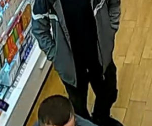 Leszno. Rozpoznajesz tych mężczyzn? Koniecznie zgłoś to na policję! [ZDJĘCIA]