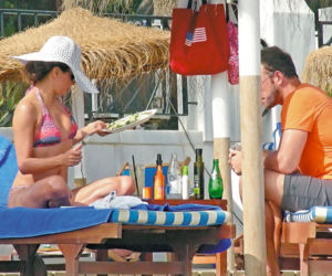 Grzebie widelcem w majtkach