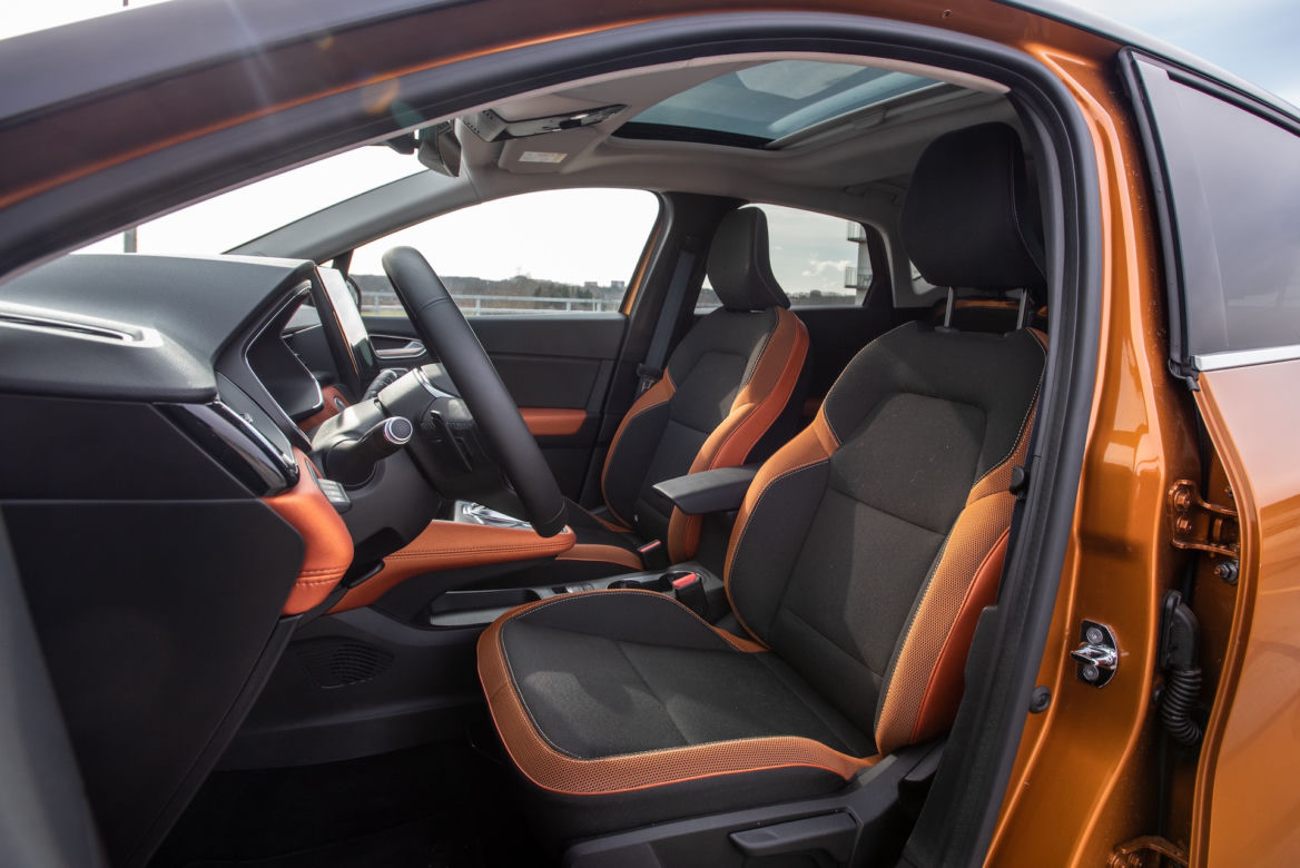 Peugeot 2008 GT Line vs Renault Captur Intens