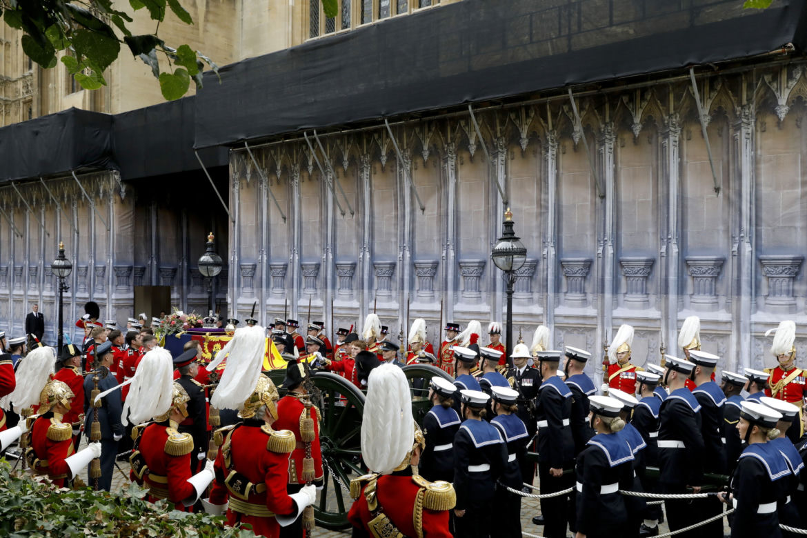 Łzy poddanych i trumna zmierzająca do Westminsteru