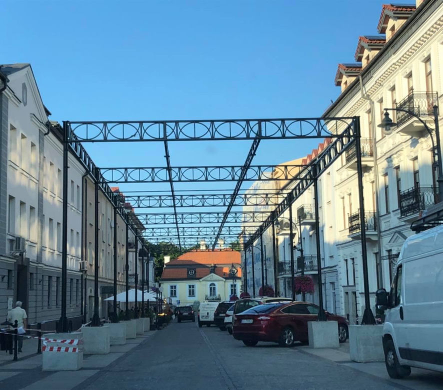 Kolorowe parasolki na ulicy Kilińskiego w Białymstoku [ZDJĘCIA]