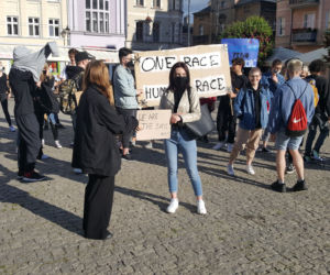 Protest w Grudziądzu, przeciwko agresji i dyskryminacji rasowej w Ameryce