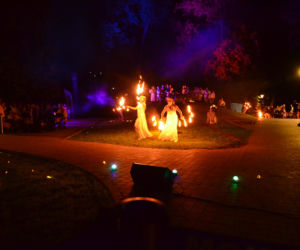 Pokaz fireshow w wykonaniu tancerzy i tancerek Teatru Ognia „Mantra” z Makowa Mazowieckiego