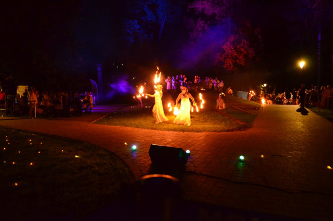 Pokaz fireshow w wykonaniu tancerzy i tancerek Teatru Ognia „Mantra” z Makowa Mazowieckiego