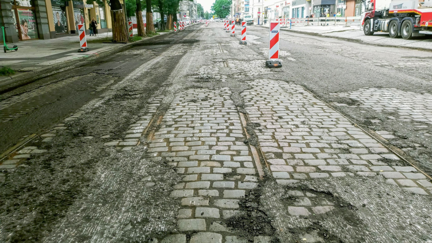 Tory tramwajowe na al. Wojska Polskiego przetrwały pół wieku pod asfaltem