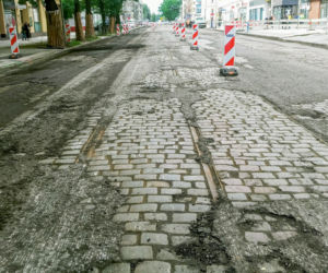 Tory tramwajowe na al. Wojska Polskiego przetrwały pół wieku pod asfaltem