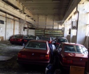 Bułgaria. Odnaleziono w magazynie 11 fabrycznie nowych BMW E34