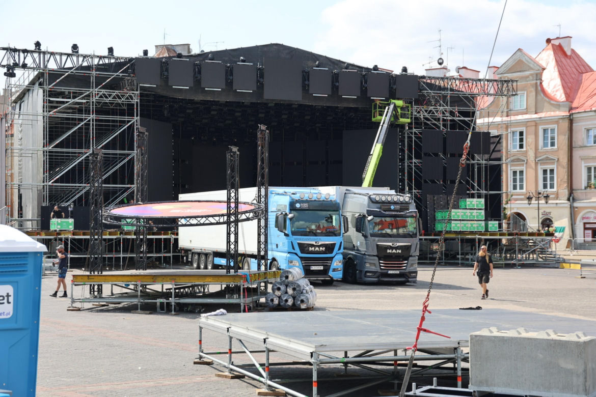 Przed sobotnim koncertem trwa budowa sceny na pl. Zamkowym w Lublinie