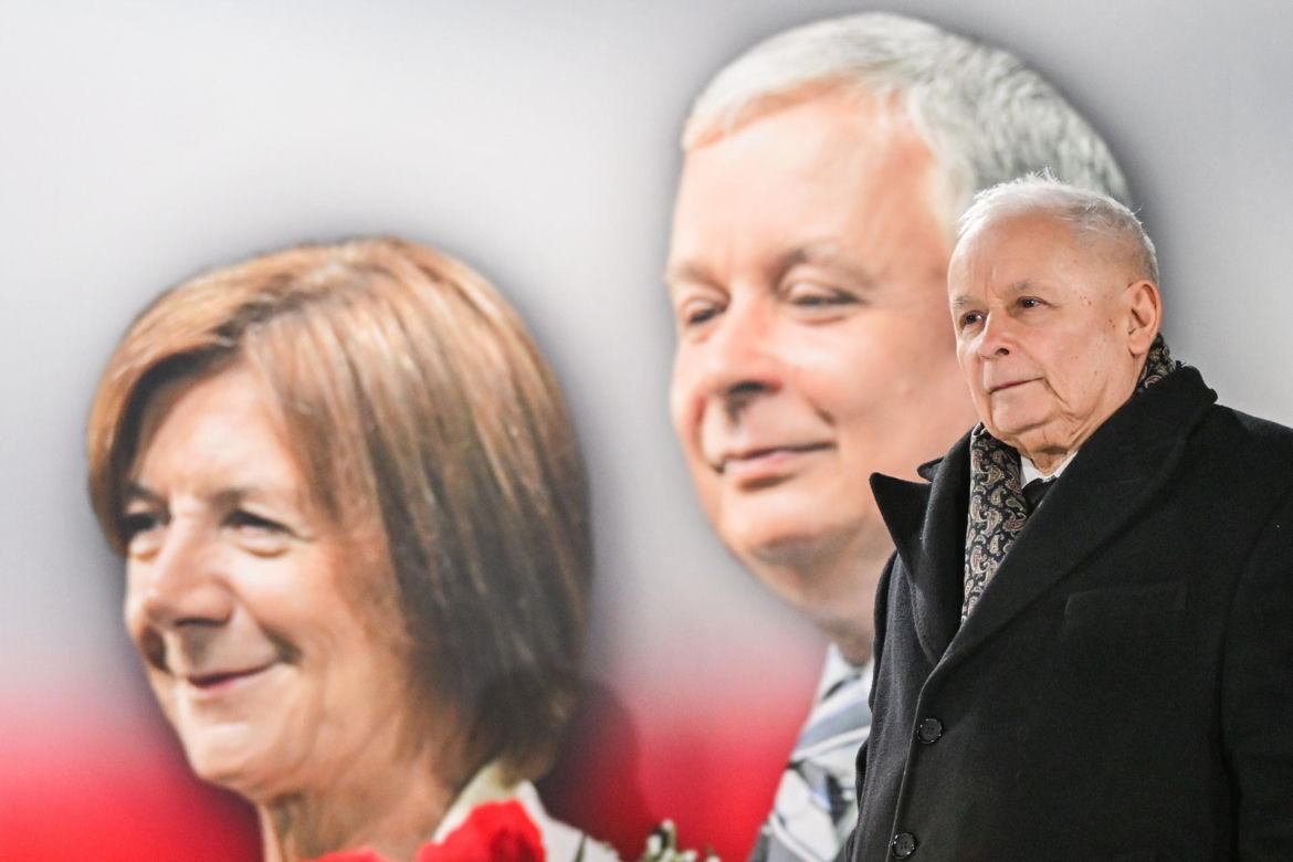 Kaczyński ściśnięty w tłoku pod pomnikiem smoleńskim