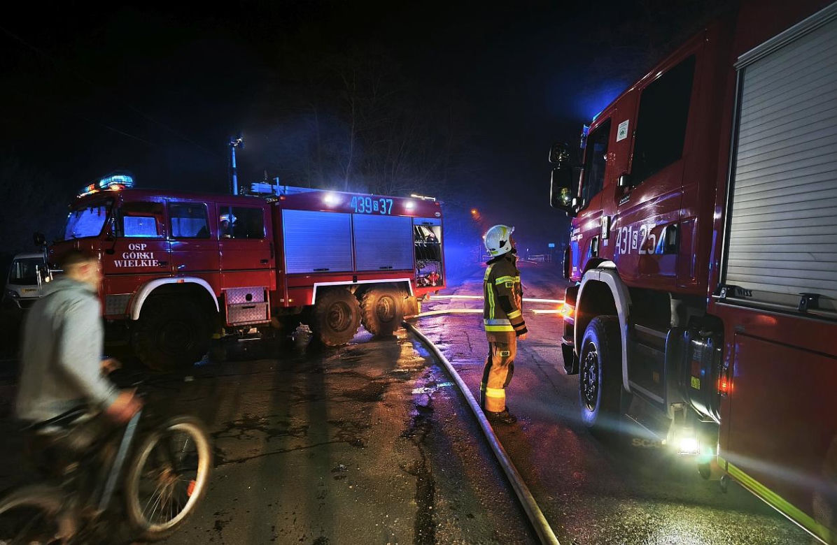 Pożar w Górach Wielkich. Ogień strawił cukiernię i warsztat samochodowy
