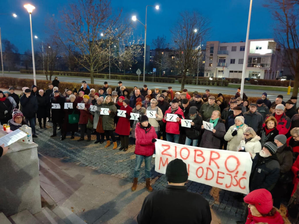 Radom: Manifestowali w obronie sędziów. Ponad 100 osób osób wzięło udział w demonstracji