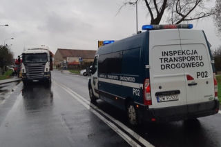 Wypadek na DK 8 pod Kobierzycami! Jeden z samochodów kompletnie zmiażdżony! [ZDJĘCIA]