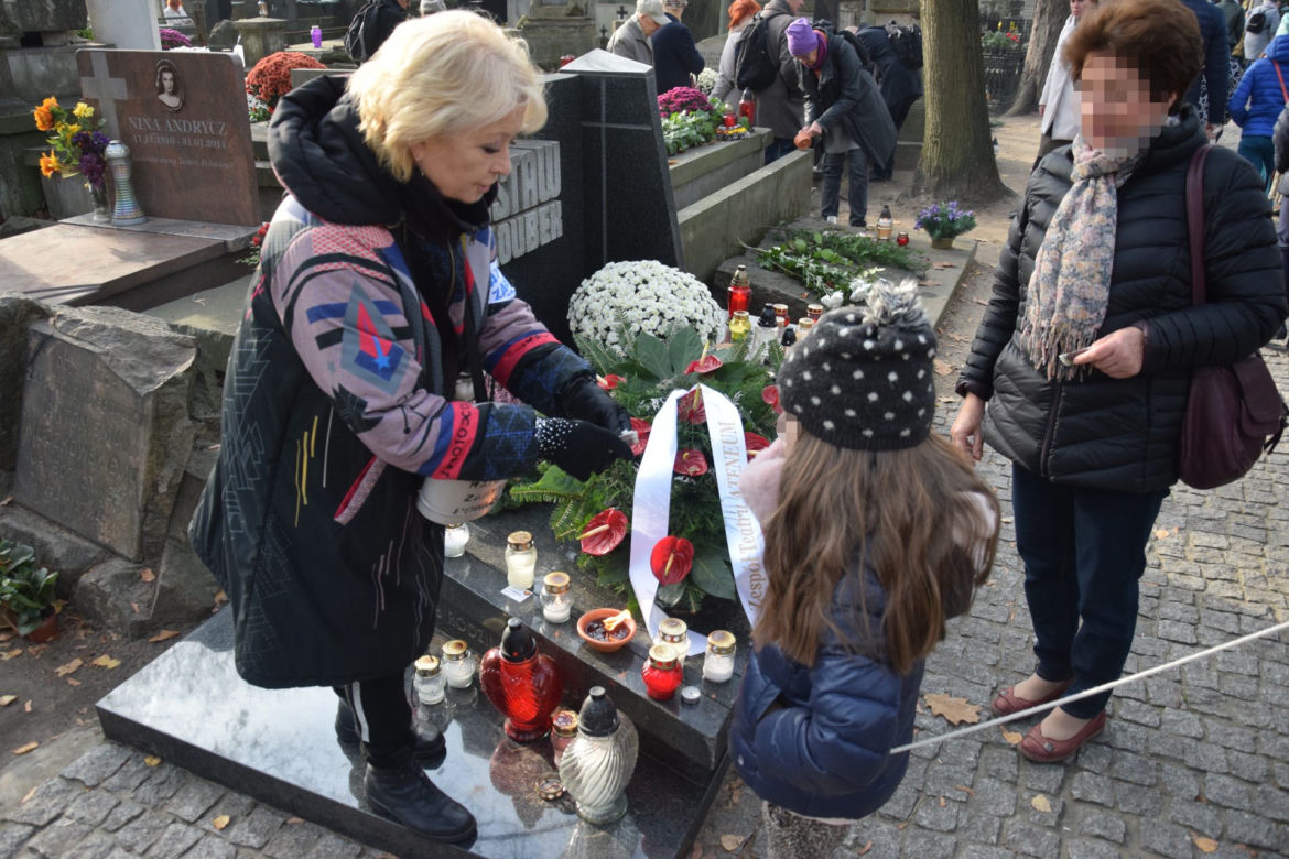 Znani kwestują na Powązkach