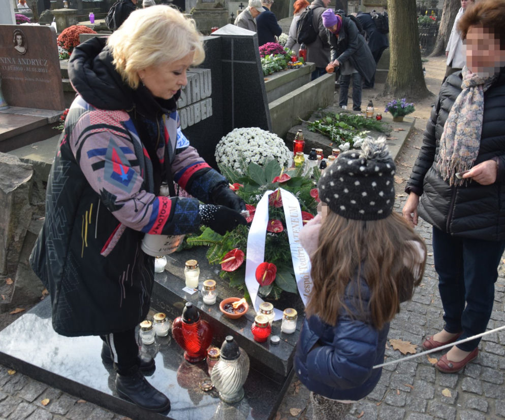 Znani kwestują na Powązkach