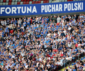  Bitwa kiboli z policją pod Stadionem Narodowym. Pałki, gaz i granaty hukowe. Kilkanaście osób zatrzymanych