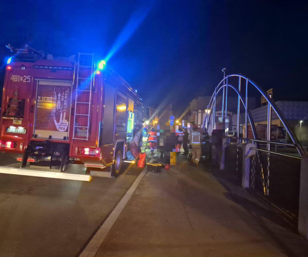 Wóz strażacki i ratownicy na moście w Kościanie w nocy. O uratowaniu mężczyzny przeczytasz na Eska Leszno.