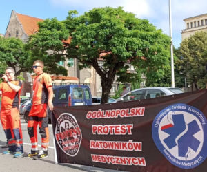Protest ratowników medycznych w centrum Katowic. Domagają się podwyżek, zablokowali główną ulicę miasta [ZDJĘCIA]