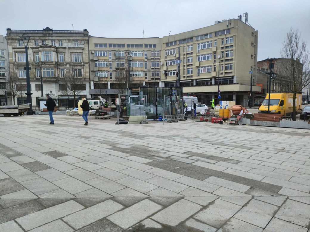 Plac wolności kilka dni przed otwarciem! Już odwiedzają go pierwsi łodzianie [ZDJĘCIA]