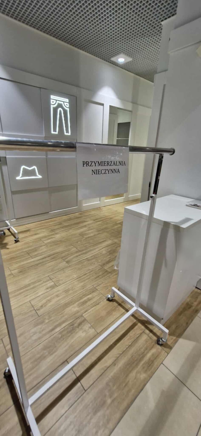 14-latek zaatakowany nożem w przymierzalni. Nieoficjalne ustalenia szokują! To była schadzka?!