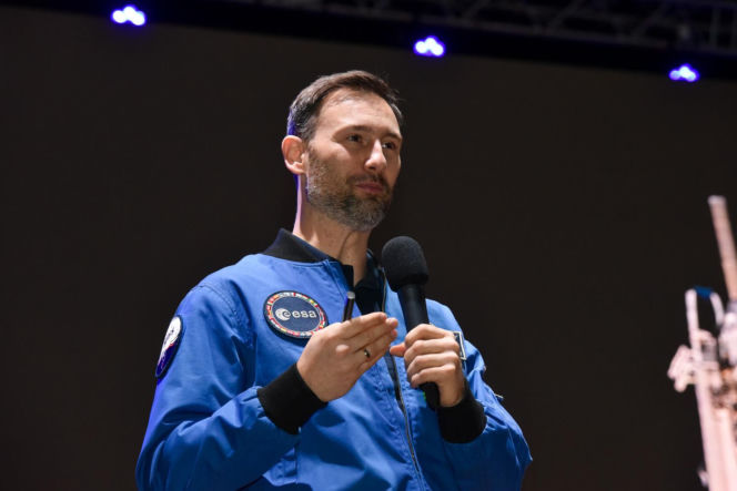 Sławosz Uznański-Wiśniewski w Toruniu. Gigantyczna kolejka pod Aulą UMK