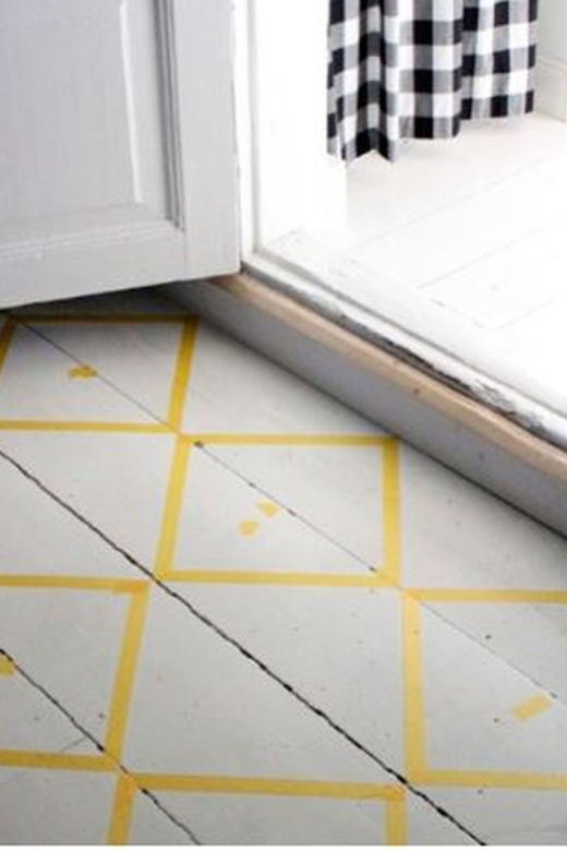 DIY szachownica na podłodze – zaznacz kolorystykę kwadratów