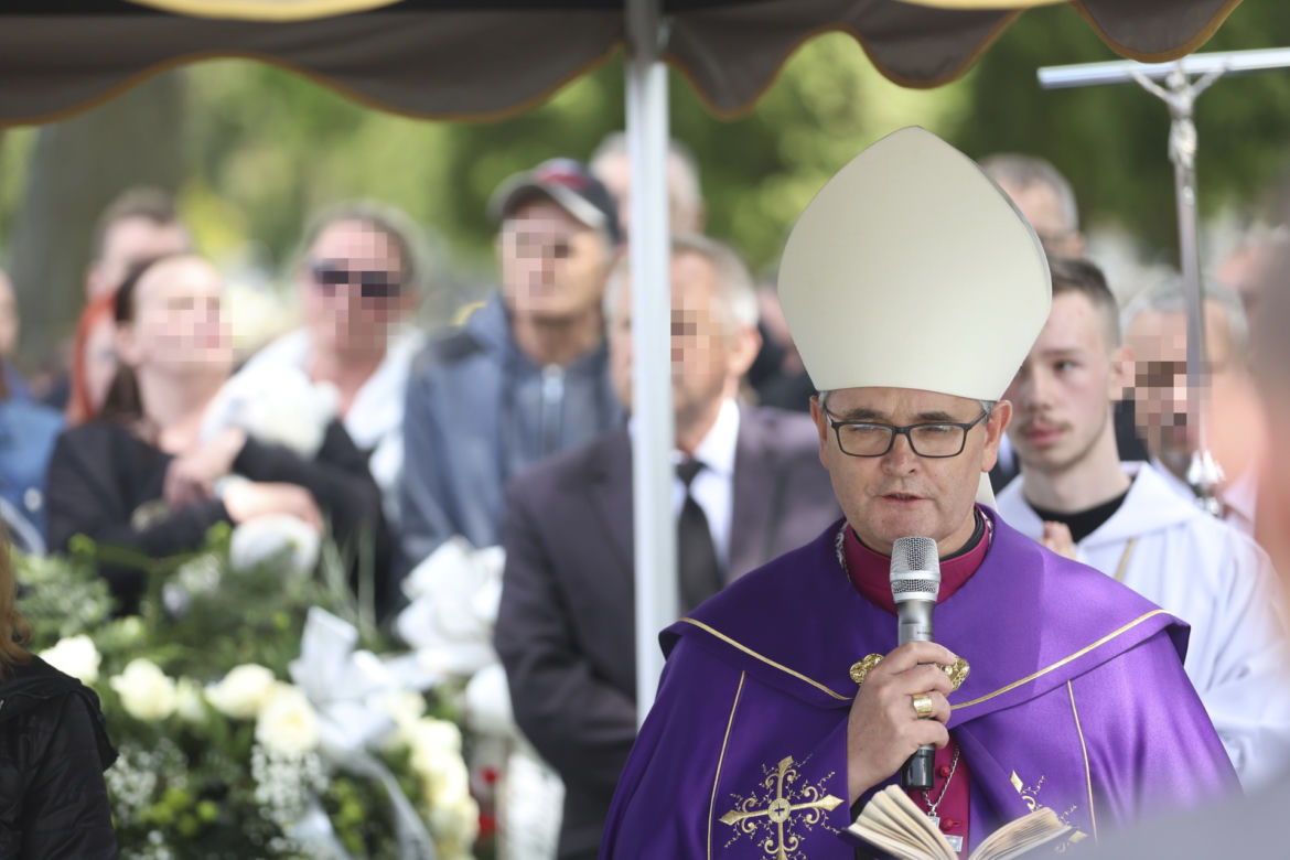 Trumna zjechała w dół, baloniki wzbiły się do nieba. Pogrzeb Kamilka z Częstochowy