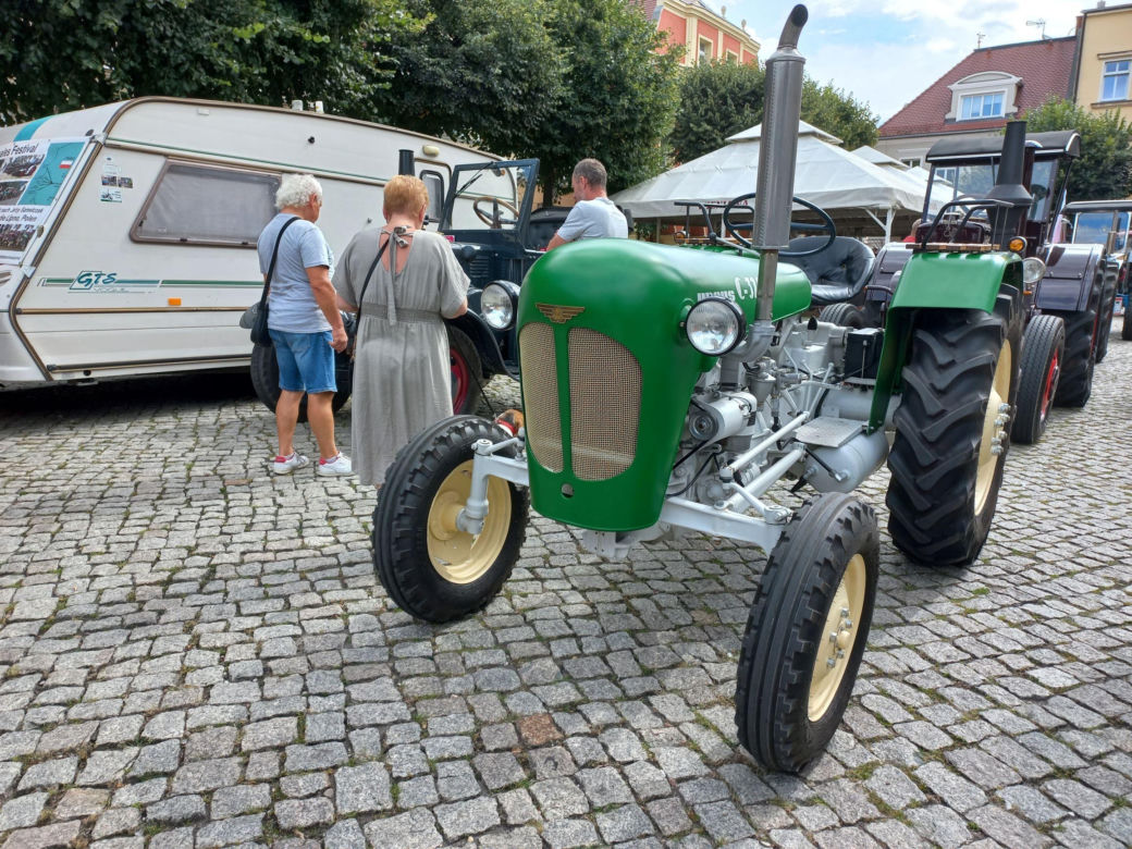 ​Zabytkowe traktory na rynku w Lesznie. Przedsmak festiwalu w Wilkowicach