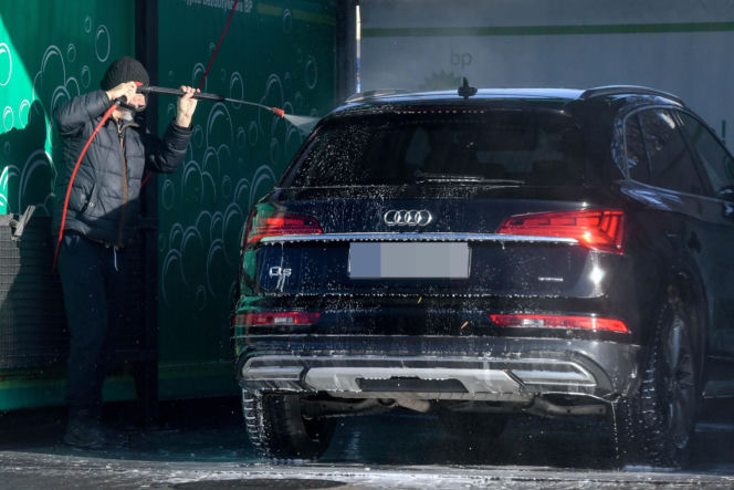 Robert Więckiewicz myje samochód