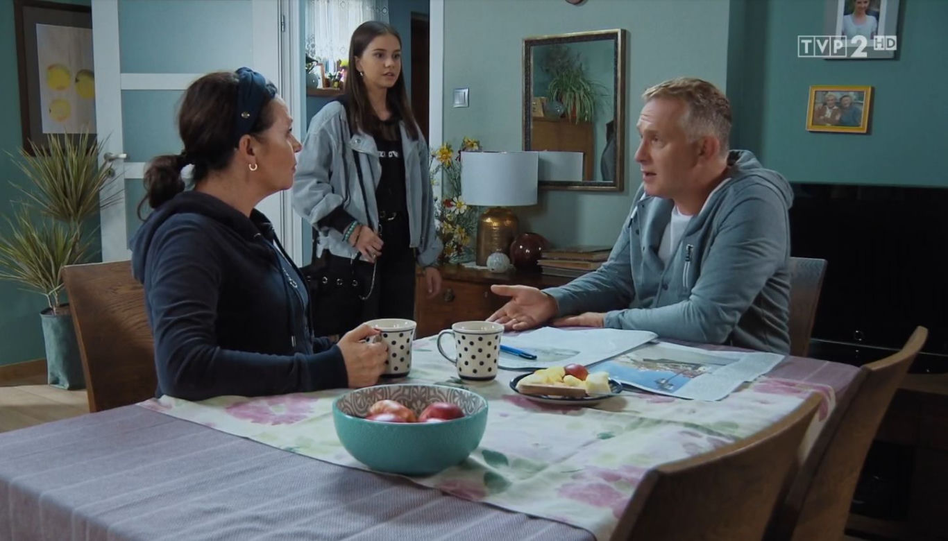 M jak miłość odc. 1559. Basia Rogowska (Karina Woźniak), Marysia (Małgorzata Pieńkowska), Artur Rogowski (Robert Moskwa)