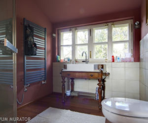 Łazienka w stylu dworkowym. Podłoga z desek