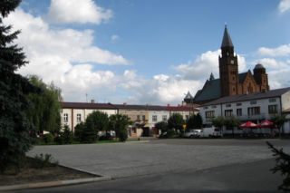 To jedno z najpiękniejszych miast w woj. łódzkim. Zachwyca rynkiem, którego ozdobą jest zabytkowy kościół