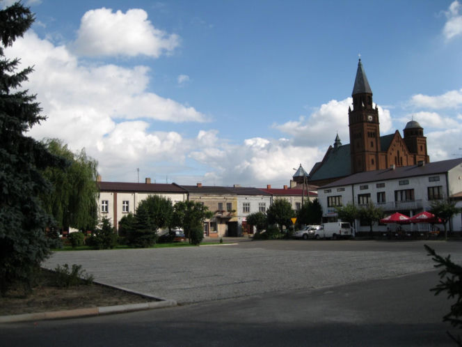 To jedno z najpiękniejszych miast w woj. łódzkim. Zachwyca rynkiem, którego ozdobą jest zabytkowy kościół