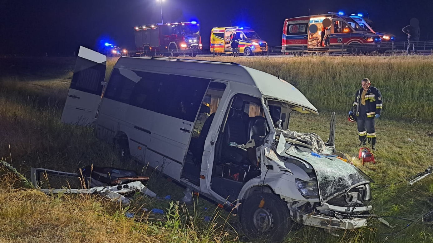 Poważny wypadek na A1 pod Toruniem. 36-latek rozbił busa