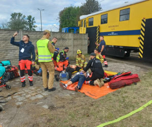 Drezyna uderzyła w samochód. Wielka akcja służb na przejeździe w Ostrowie [ZDJĘCIA]