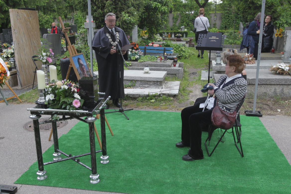 Mama Jarosława Zielińskiego przy urnie z prochami syna