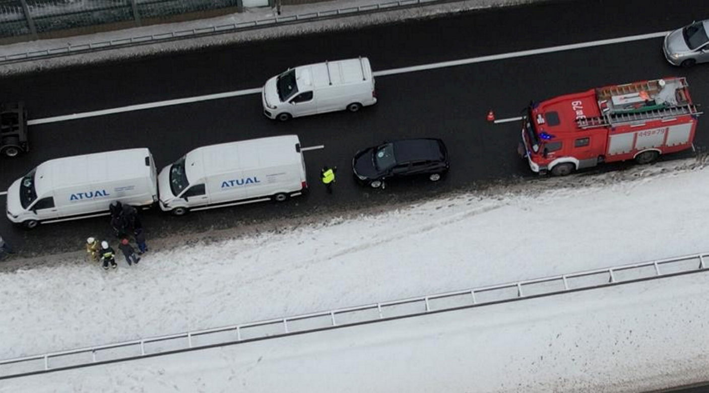 Groźny wypadek na A2. Rozbite cztery auta, sprawca uciekł z miejsca wypadku