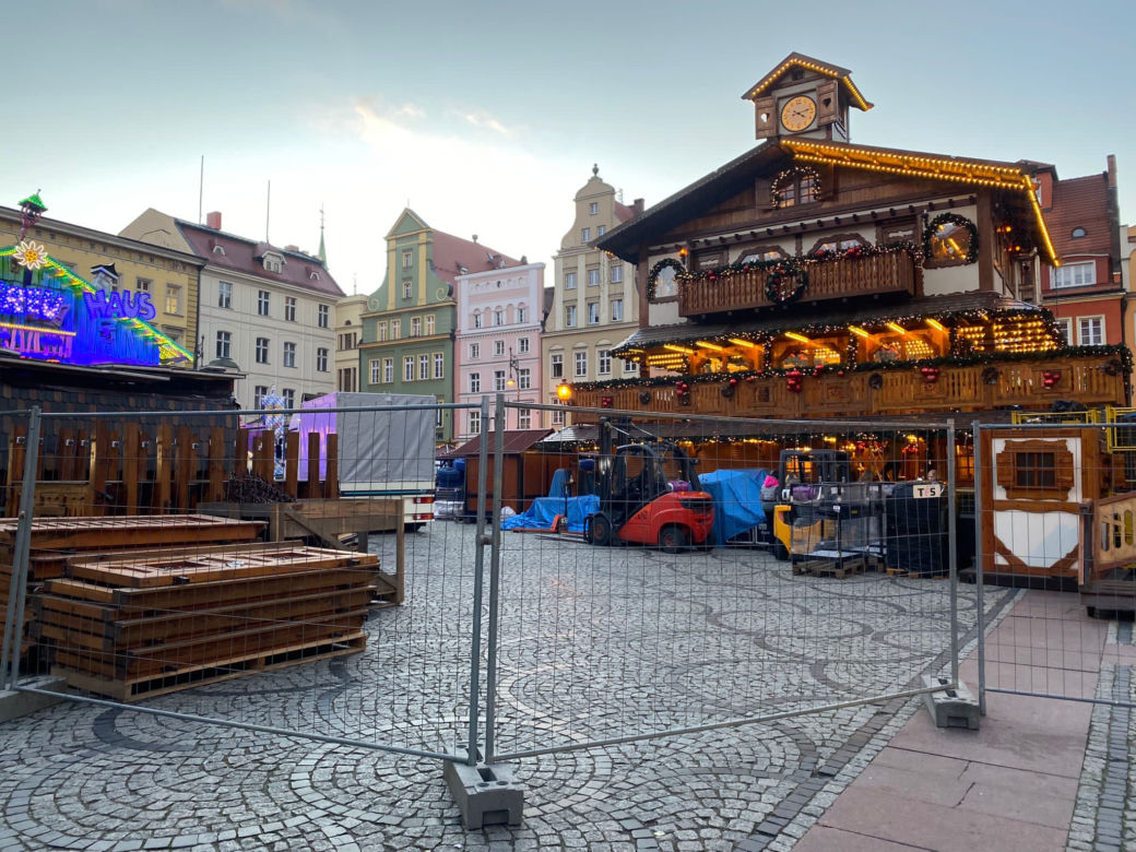 Choinka we Wrocławiu prawie gotowa. Zdania mieszkańców znowu podzielone [ZDJĘCIA]