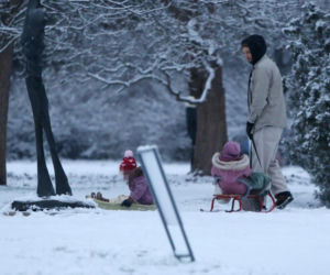 Maciej Pela zabrał córeczki na sanki