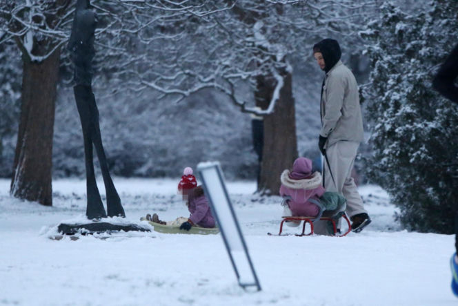 Maciej Pela zabrał córeczki na sanki