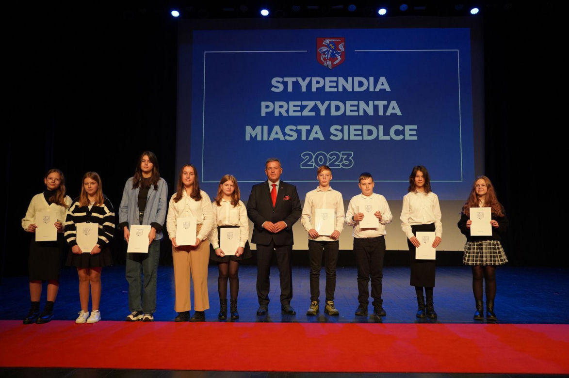 Stypendyści odebrali z rąk prezydenta Andrzeja Sitnika Listy Gratulacyjne