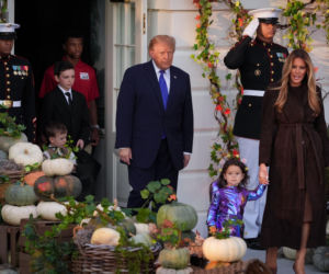 Cukierek albo psikus! Trump zaskoczył pod Białym Domem