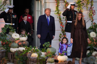 Cukierek albo psikus! Trump zaskoczył pod Białym Domem