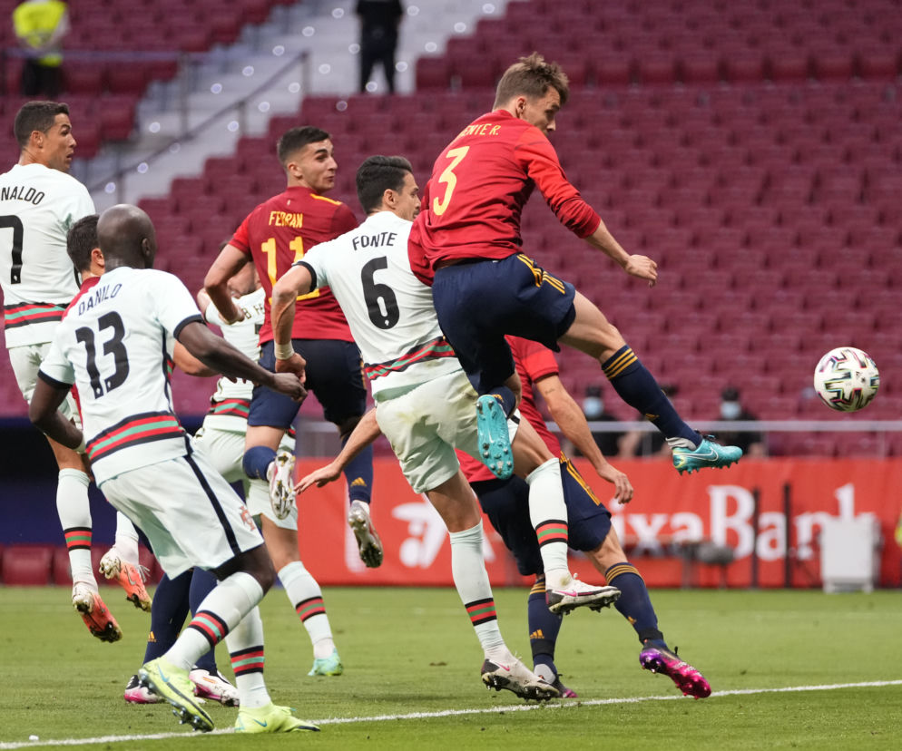 Diego Llorente strzela na bramkę